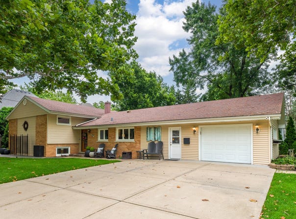 220 E Hillside Road, Naperville, IL 60540