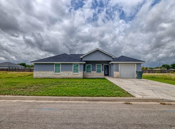 412 Guajillo, Uvalde, TX 78801