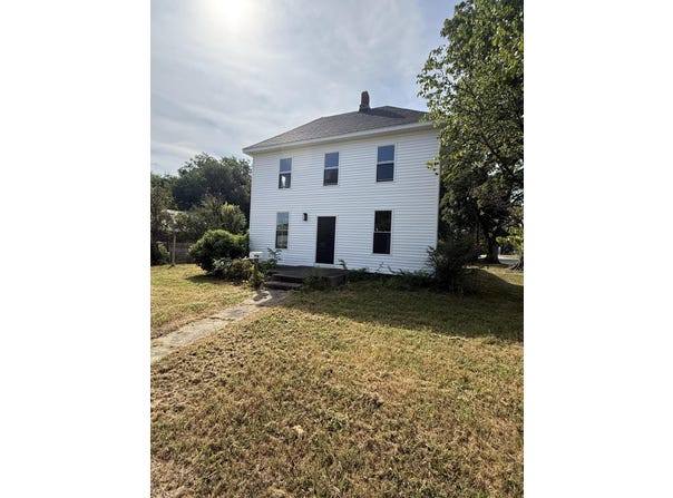 402 E Olive Street, Bolivar, MO 65613