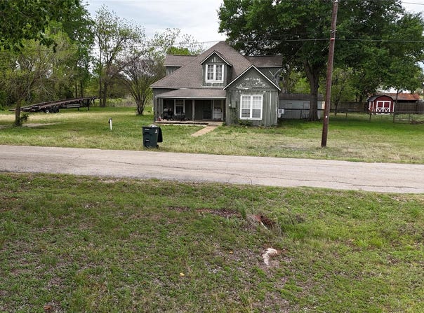 517 Giddings St, Lexington, TX 78947