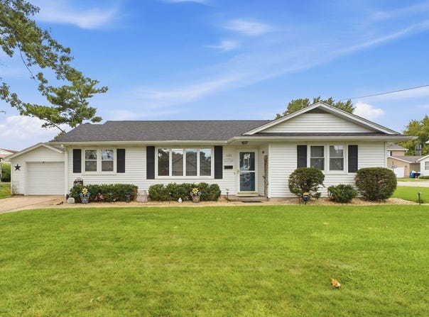 1121 3rd Avenue, De Witt, IA 52742
