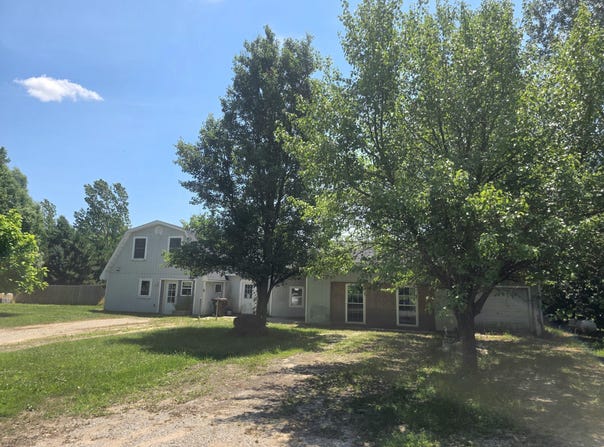 1402 E Deaner Road NE, Edmore, MI 48829