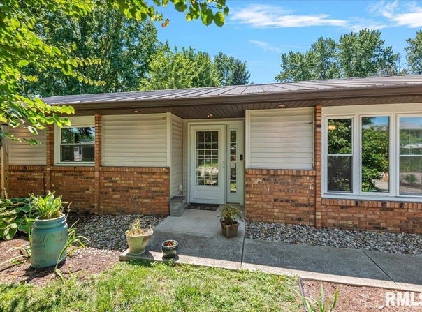 644 MAGNOLIA Drive, Chatham, IL 62629