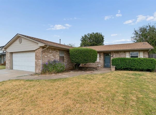 1353 W Cedarbrook Lane, Moore, OK 73170