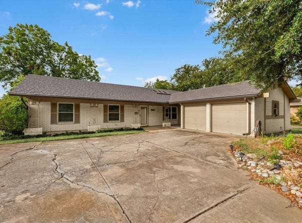 8933 Kincaid Drive, Benbrook, TX 76116