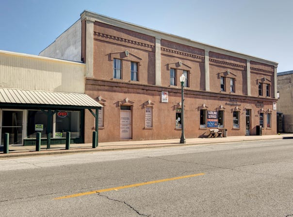 23 W Olive Street, Aurora, MO 65605