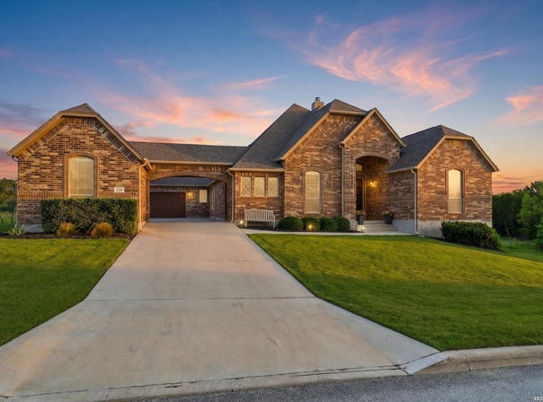333 Cascade Trl, Castroville, TX 78009