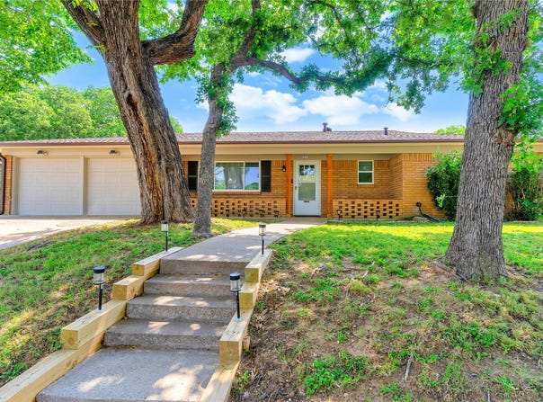 1328 Brookside Drive, Hurst, TX 76053