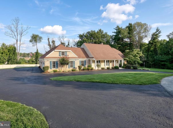 1 W LAWN Circle, WORMLEYSBURG, PA 17043