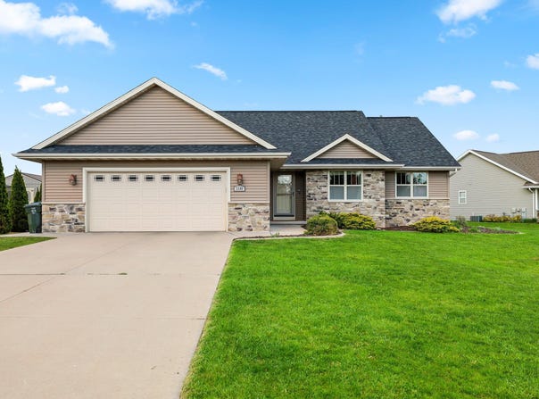 2288 GLEN MEADOWS Circle, DE PERE, WI 54115