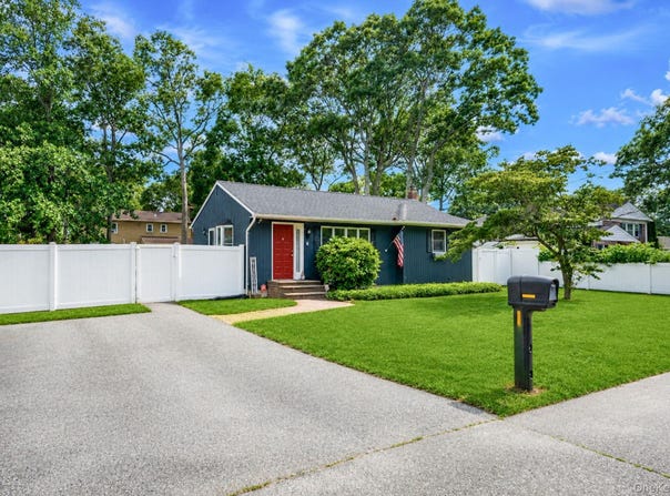 6 Malba Drive, Shirley, NY 11967