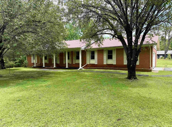 235 SHANNA Dr, Selmer, TN 38375-1227
