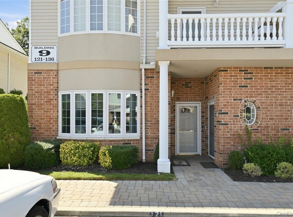 121 Francesca Way, Amityville, NY 11701