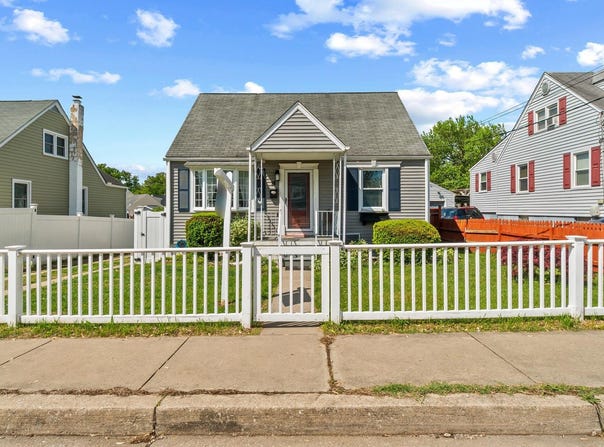 18 N HAWTHORNE Road, MIDDLE RIVER, MD 21220