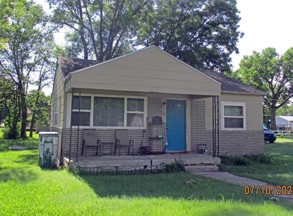 131 S 7th St, Osborne, KS 67473
