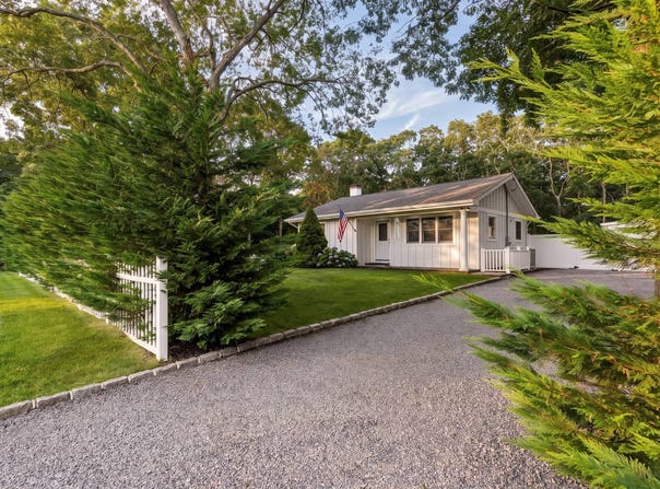 81 S COUNTRY RD, Westhampton Beach, NY 11978