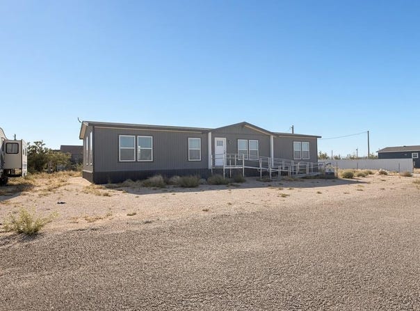 713 W 6th St, McCamey, TX 79752