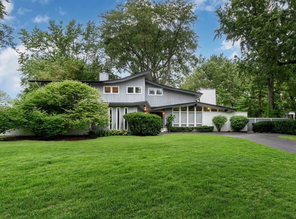 695 Ivy Lane, Glencoe, IL 60022