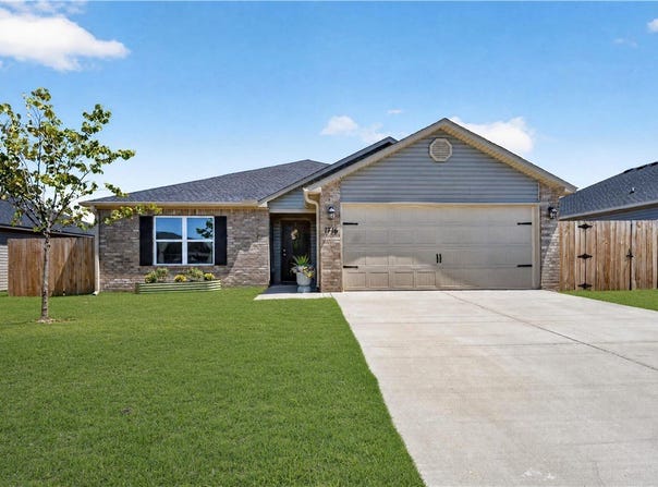1716 Ace Avenue, Gentry, AR 72734