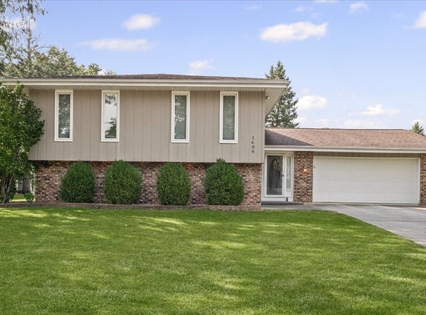 1609 Erin Drive, Normal, IL 61761