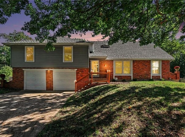 5755 RICHARDS Circle, Shawnee, KS 66216