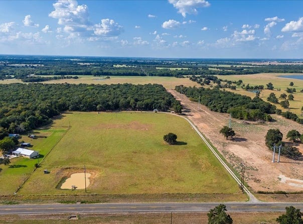 169 FM 712, Lott, TX 76656