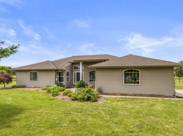 2665 Private Access 374 E, Mahomet, IL 61853