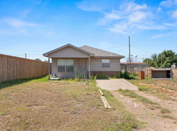 108 11th Street, Plains, TX 79355