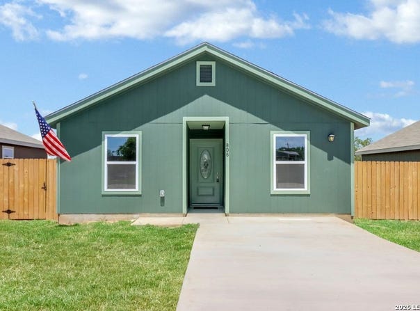 806 E 6th St., Nixon, TX 78140