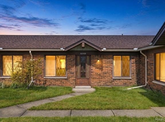 32730 Valley Drive, Warren, MI 48093