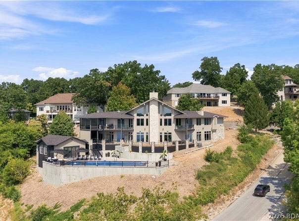 1104 Beacon Pointe Circle, Lake Ozark, MO 65049