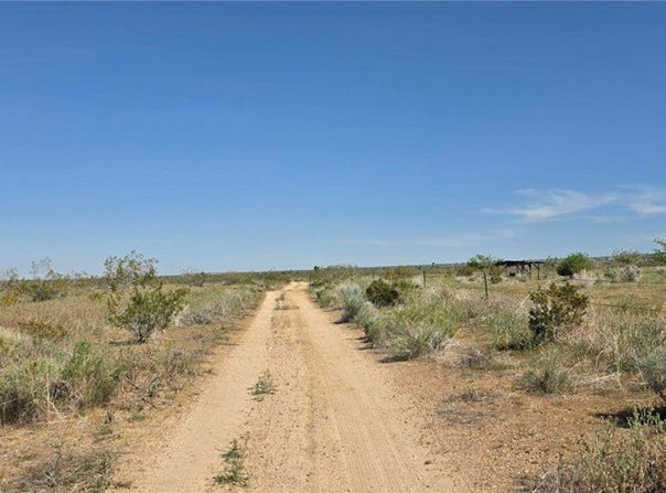 175th St E W14, Llano, CA 93591