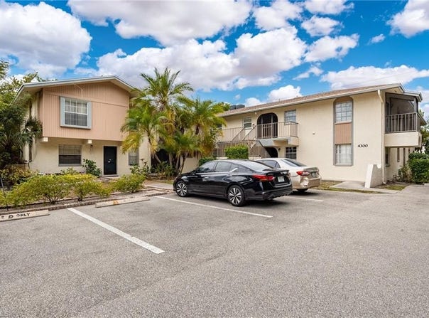 4300 Gulfstream Dr, NAPLES, FL 34112