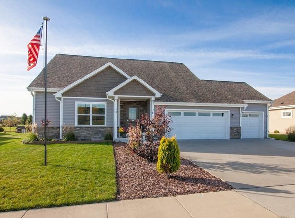 1451 Whalen Dr, Oconomowoc, WI 53066