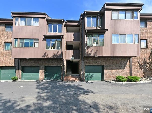 107 Indian Hollow Court, Mahwah, NJ 07430