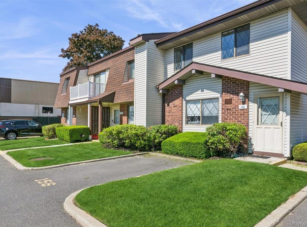 156 W Cambridge Drive E, Copiague, NY 11726