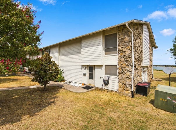 100 Harbor Drive, Runaway Bay, TX 76426