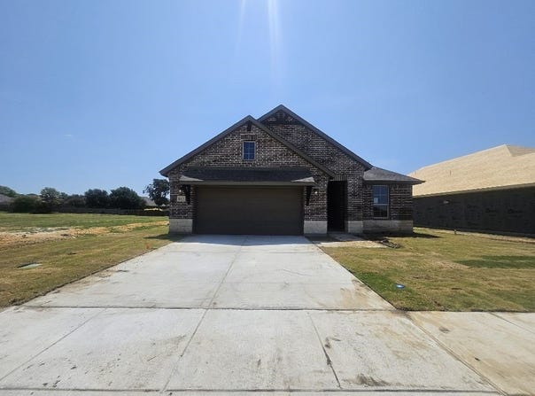 813 Silverleaf Drive, Ennis, TX 75119