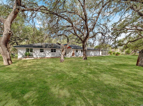 109 Live Oak Dr, Pleasanton, TX 78064