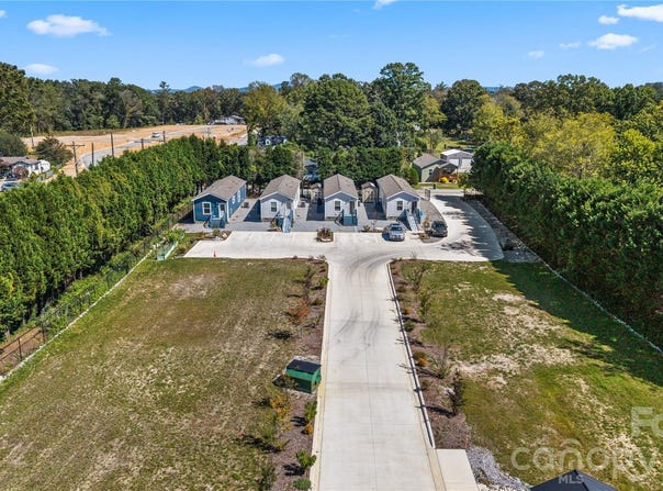 81 Yuken Place, Hendersonville, NC 28792