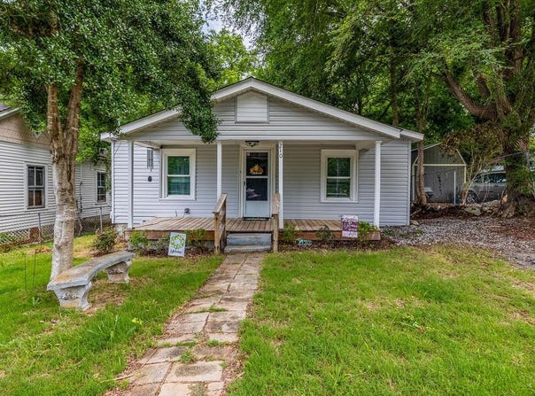210 E Hampton Street, Laurens, SC