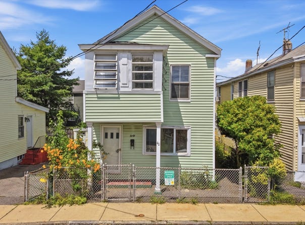 40 North St, Lowell, MA 01852
