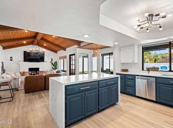 1015 E COUNTRY GABLES Drive, Phoenix, AZ 85022