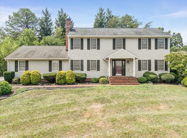 176 McIntosh Rd, Roanoke, VA 24019