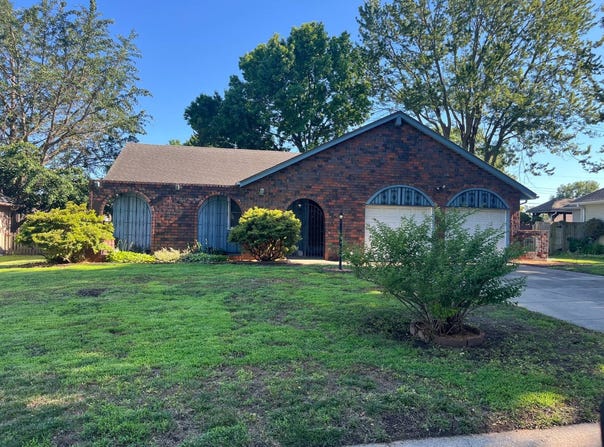 1004 SW Sunrise Drive, Blue Springs, MO 64015