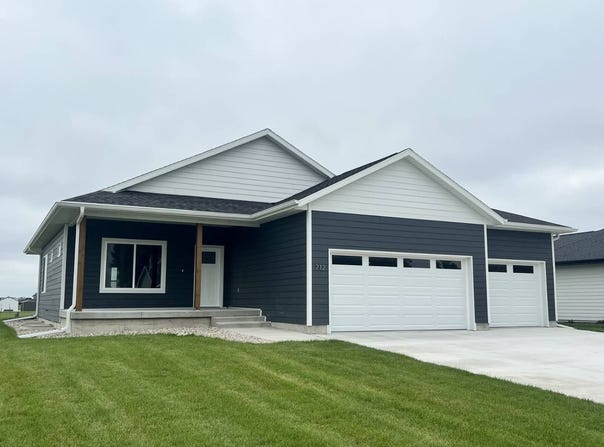 712 B. Street, Hampton, NE 68843