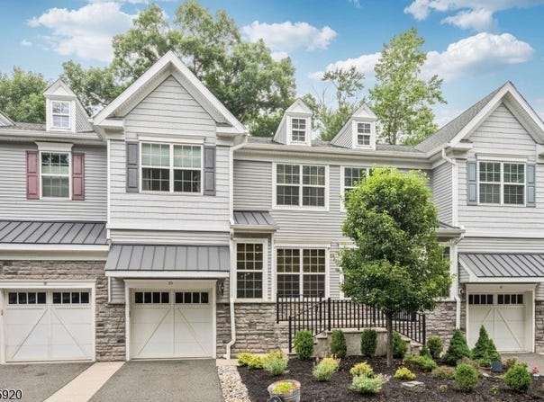 20 Masterson Ct, Waldwick Boro, NJ 07463-1136
