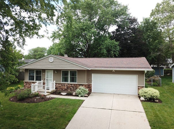 69 Devonshire Circle, Elgin, IL 60123
