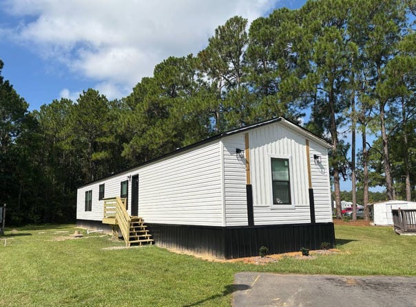 2101 Ladnier Rd, Gautier, MS 39553