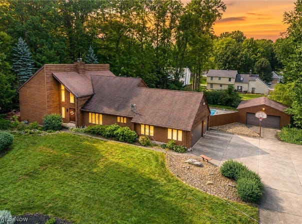 1190 Trails Edge Drive, Hubbard, OH 44425